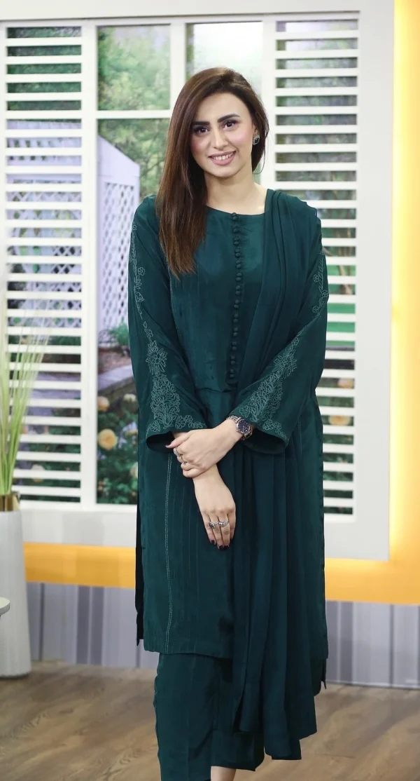 Madiha Naqvi wearing Naureen Jamal