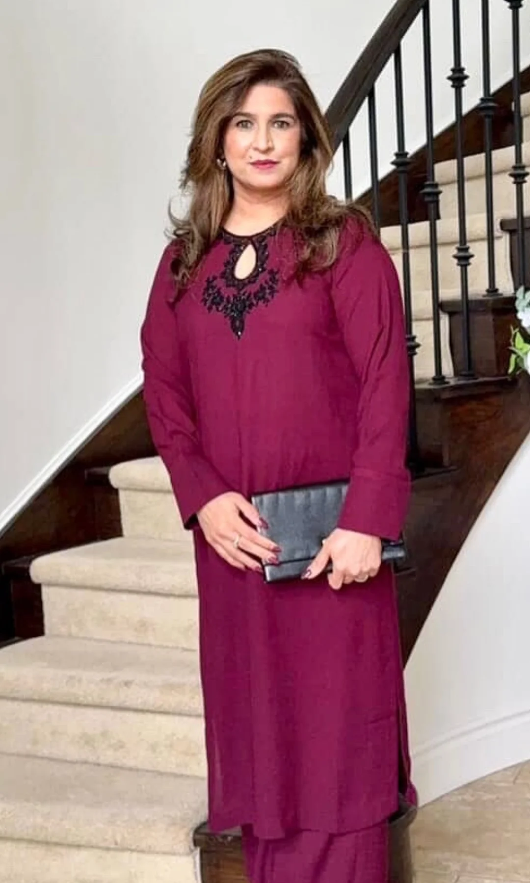 Afroz-wearing-Naureen-Jamal