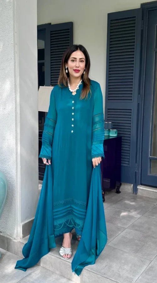 Alizeh-Pasha-wearing-Naureen-Jamal