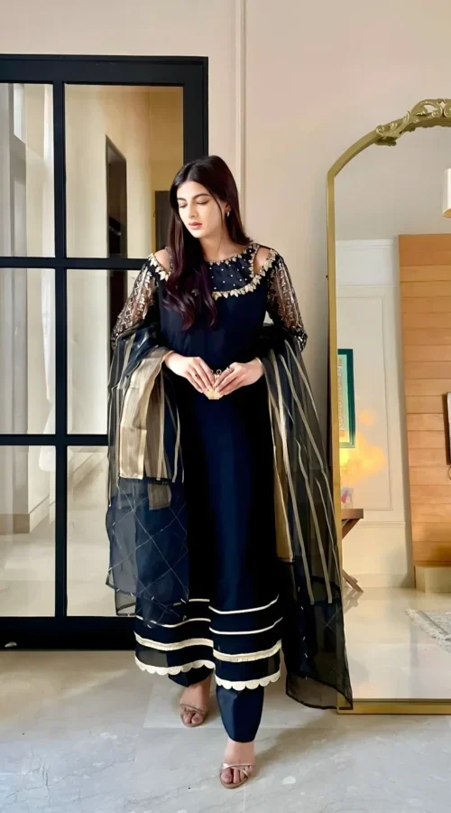 Misbah-Dossani-wearing-Naureen-Jamal