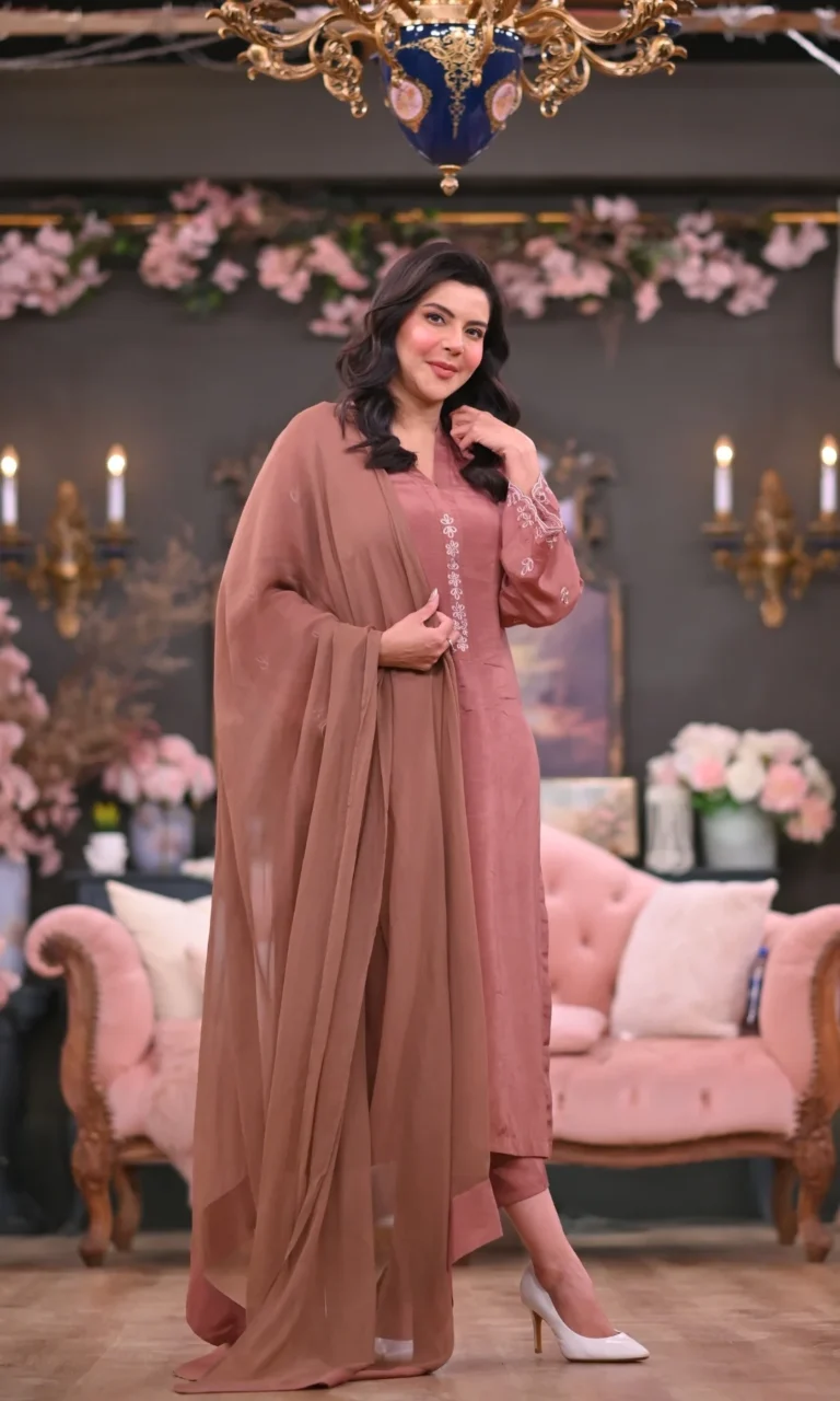 Nida Yasir wearing Naureen Jamal