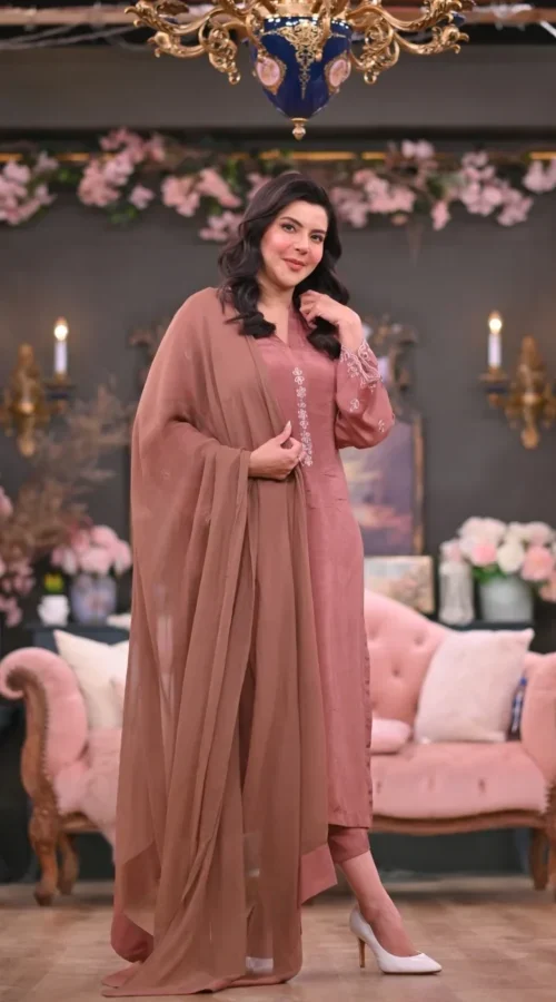 Nida-Yasir-wearing-Naureen-Jamal