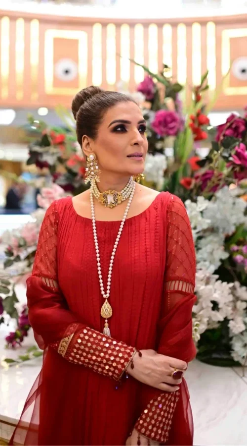 Resham-wearing-Naureen-Jamal