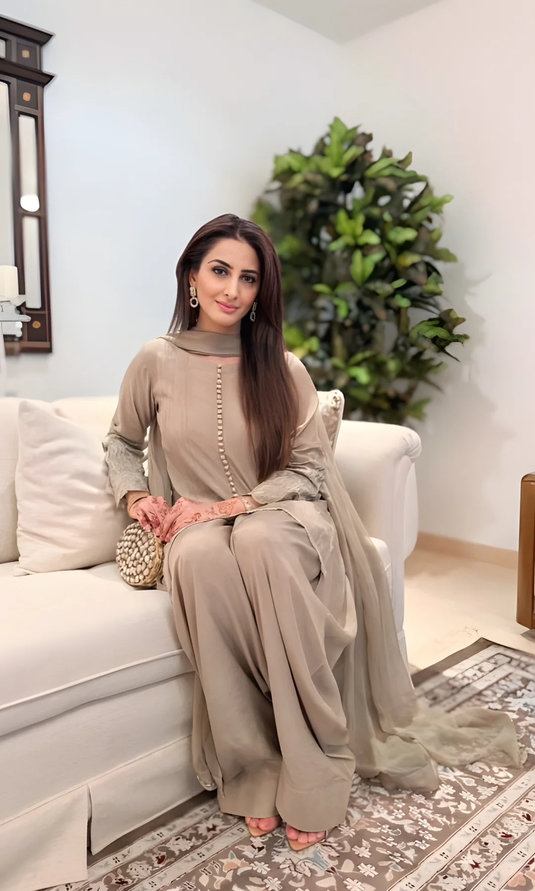 Sehar-Chugtai-wearing-Naureen-Jamal